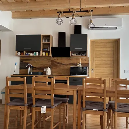 Nagy Bujdoso Vendeghaz * Tardona